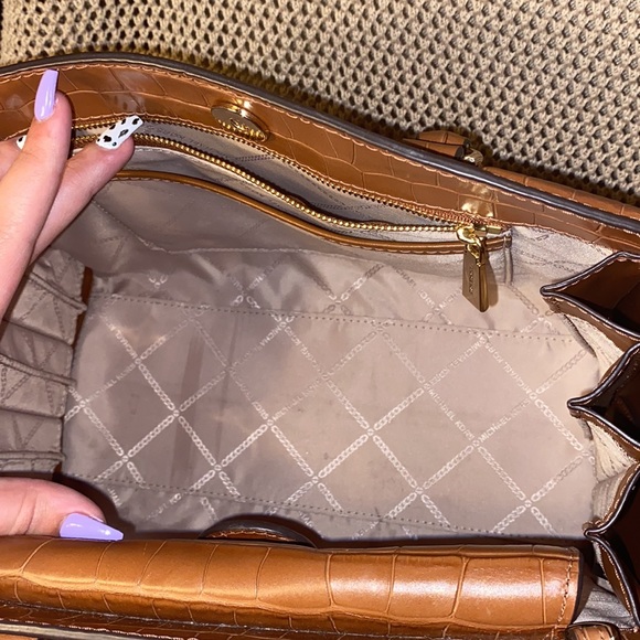 Gorgeous Michael Kors Bag!! - Picture 5 of 7